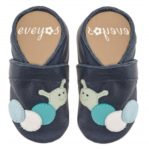 Krabbelschuhe in blau mit Raupe