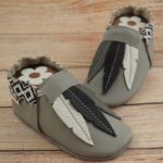 Krabbelschuhe mit Federn grau