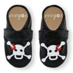 Krabbelschuhe schwarz mit Totenkopf