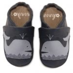 Krabbelschuhe Wal auf blau