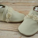 Krabbelschuhe Creme mit Rosenrüsche