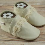 Krabbelschuhe Natur mit Rosen