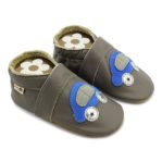 Krabbelschuhe in grau mit blauen Auto