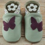 Krabbelschuhe mint mit lila Schmetterling