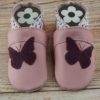 Eveyos Krabbelschuhe, Lederpuschen, Sneaker, Babyschuhe, Lederstrumpf, Moccasins, Mokassin Krabbelschuhe rosa mit lila Schmetterling