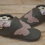 Krabbelschuhe grau Schmetterling