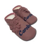 Geschenk zur Geburt Blümchen Krabbelschuhe mit Namen Mädchen