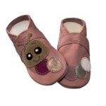 pinke krabbelschuhe mit raupe